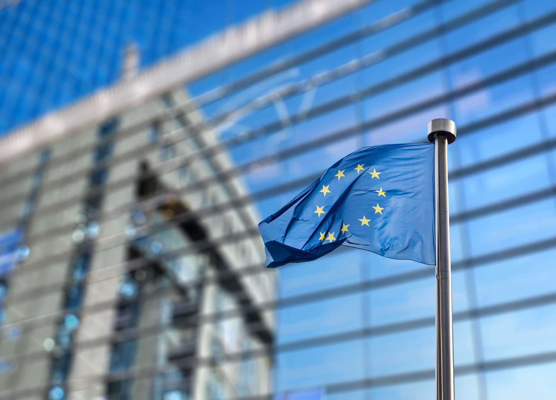 Vlajka Európskej únie vlajúca pred budovou